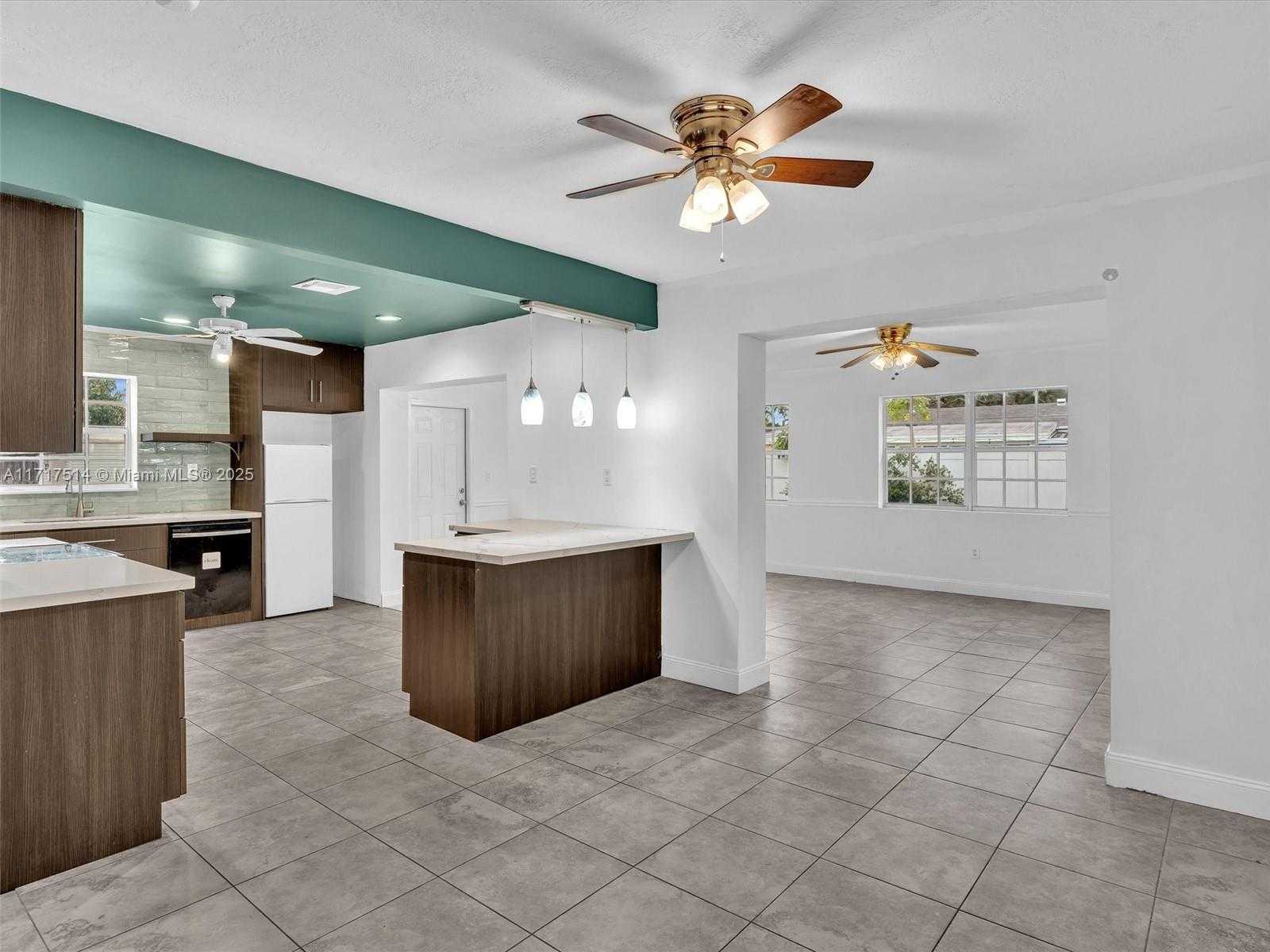 Small Image of 521 SOUTH WEST 68TH TER, Pembroke Pines Number 6