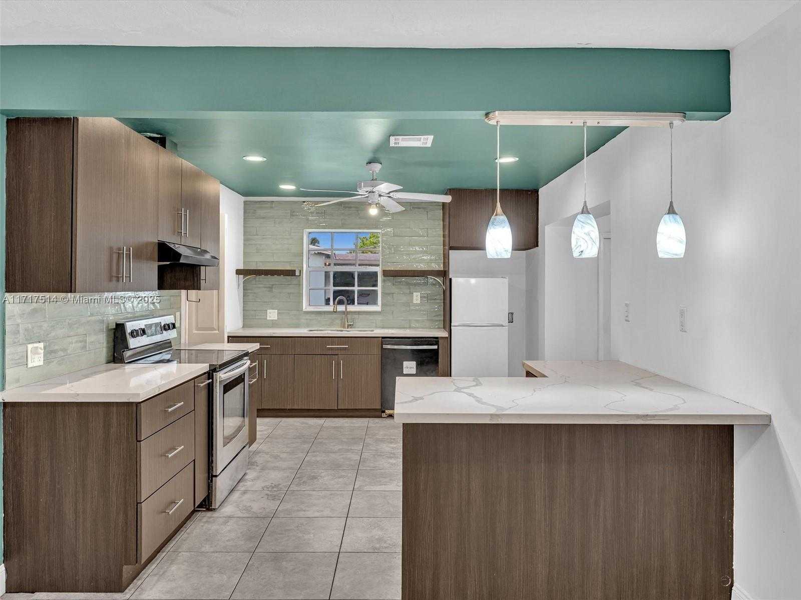 Small Image of 521 SOUTH WEST 68TH TER, Pembroke Pines Number 8