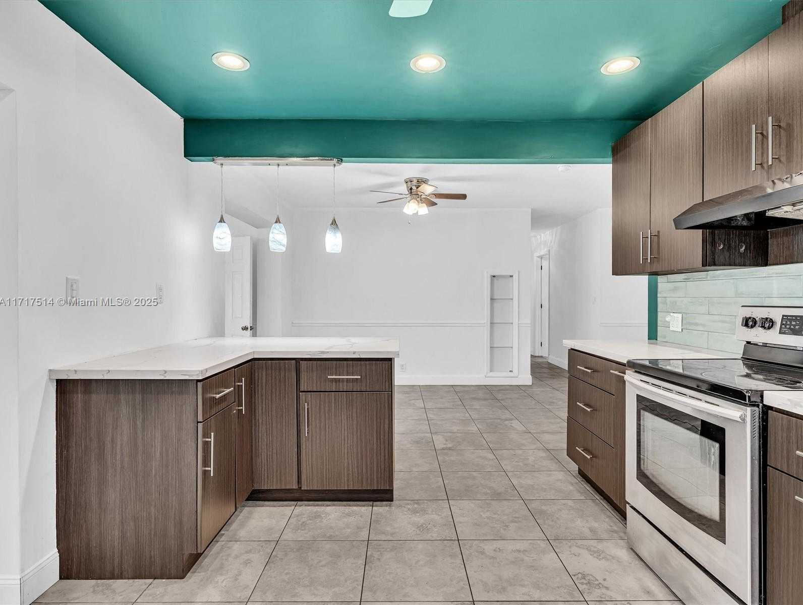 Small Image of 521 SOUTH WEST 68TH TER, Pembroke Pines Number 9