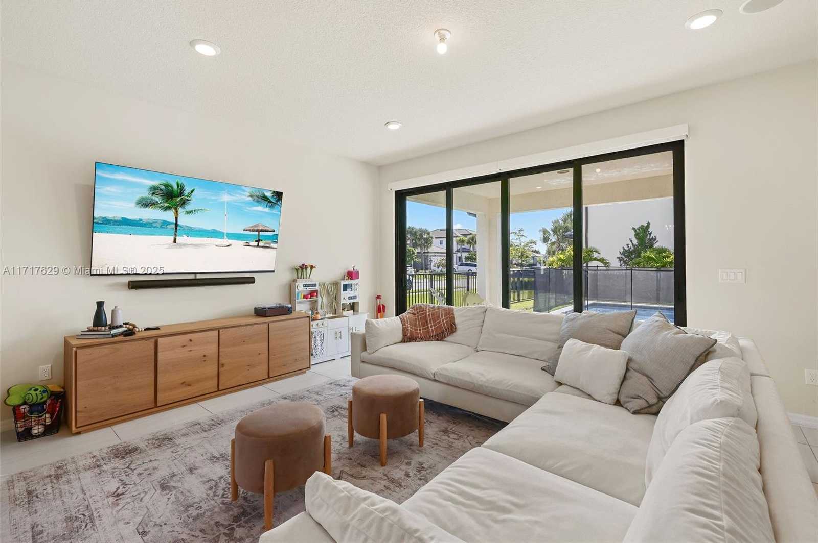 Small Image of 2414 PRIMROSE PL, Oakland Park Number 11
