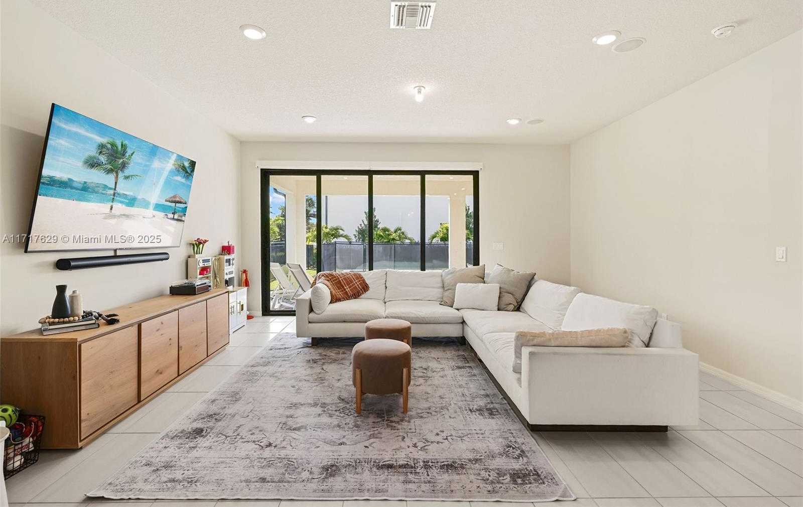 Small Image of 2414 PRIMROSE PL, Oakland Park Number 12