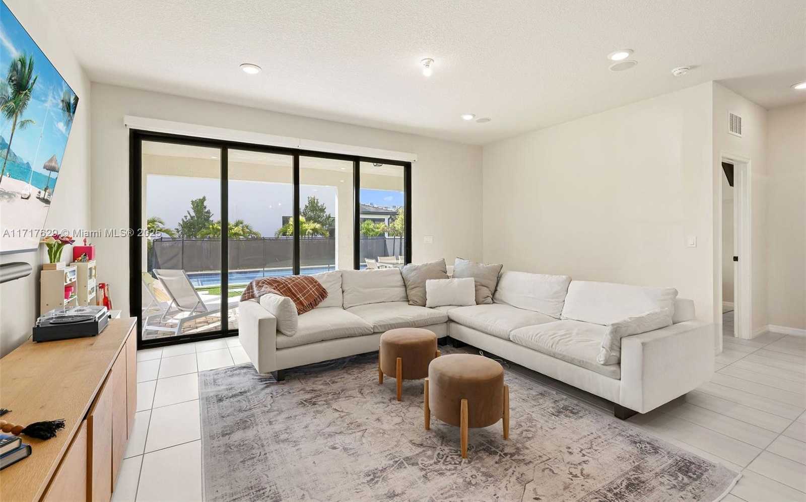 Small Image of 2414 PRIMROSE PL, Oakland Park Number 13