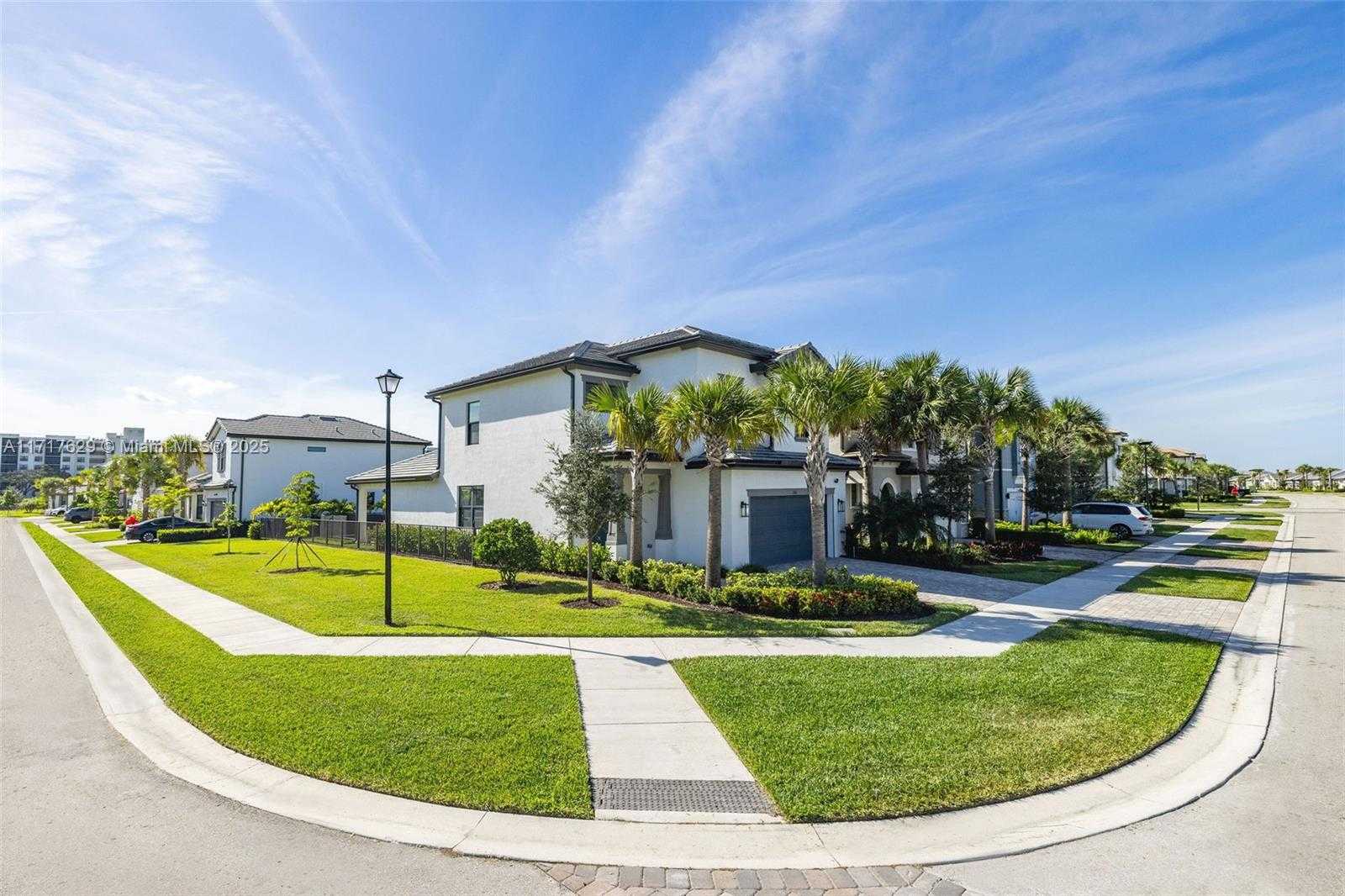 Small Image of 2414 PRIMROSE PL, Oakland Park Number 2