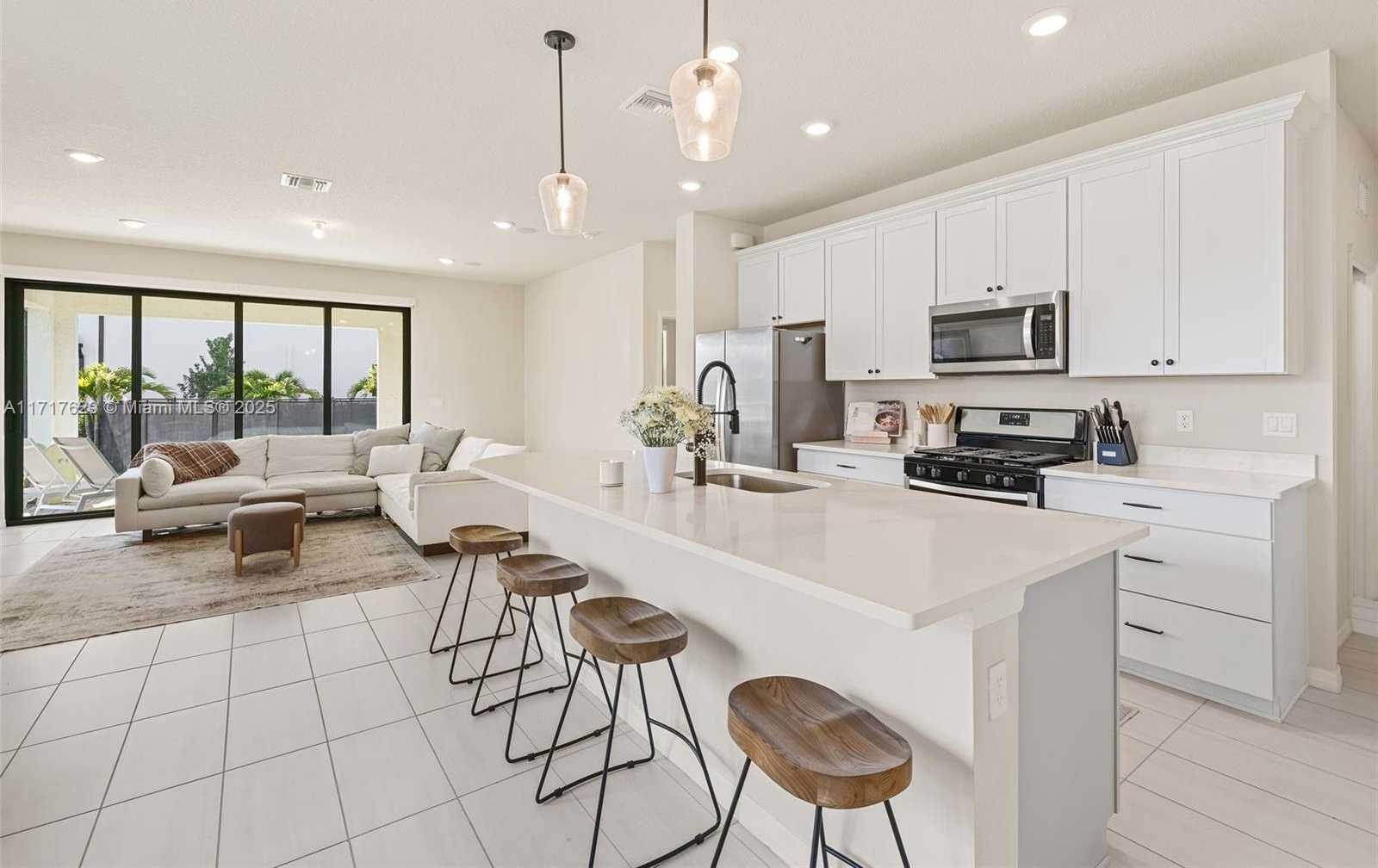 Small Image of 2414 PRIMROSE PL, Oakland Park Number 6