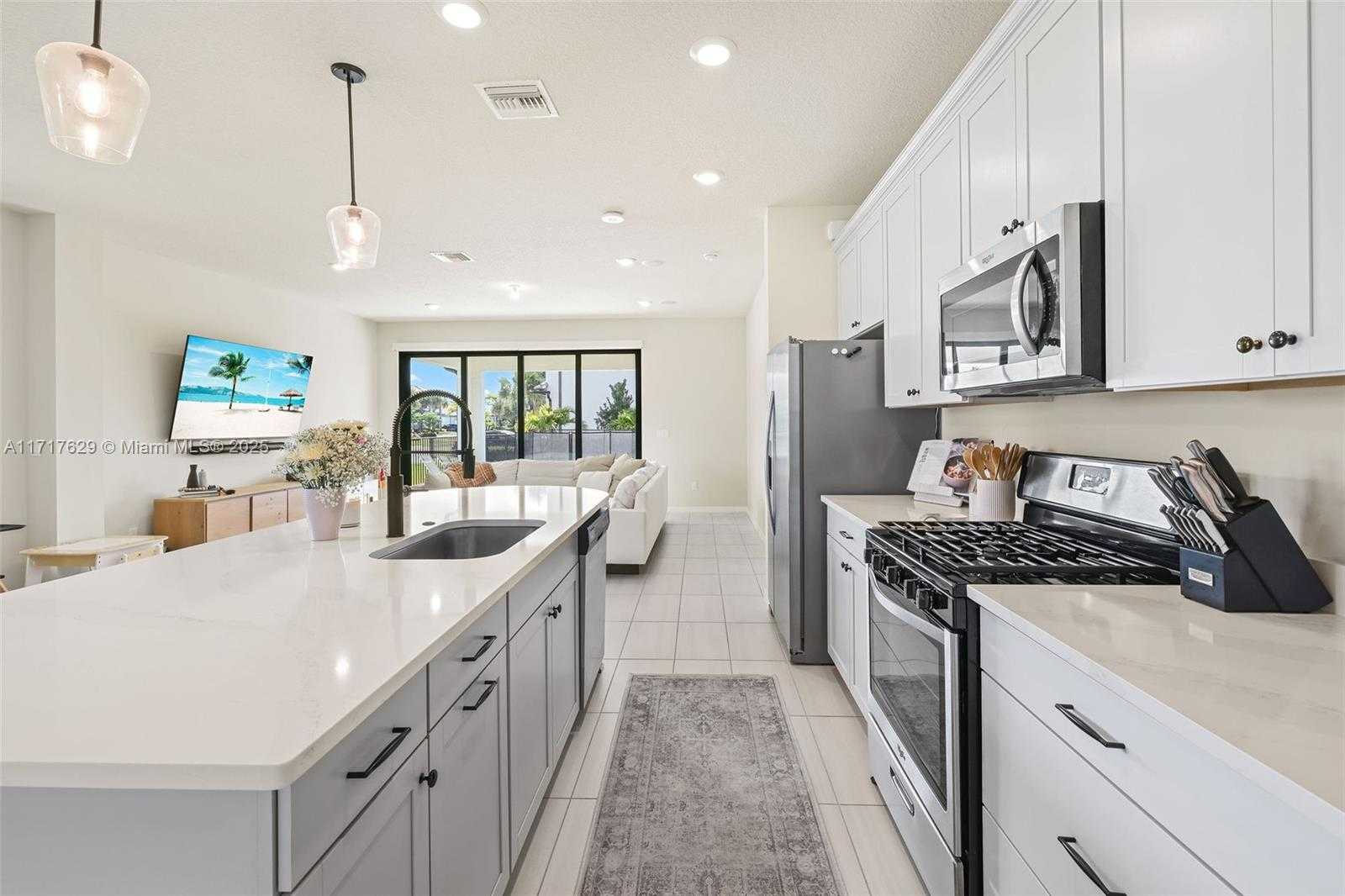 Small Image of 2414 PRIMROSE PL, Oakland Park Number 7