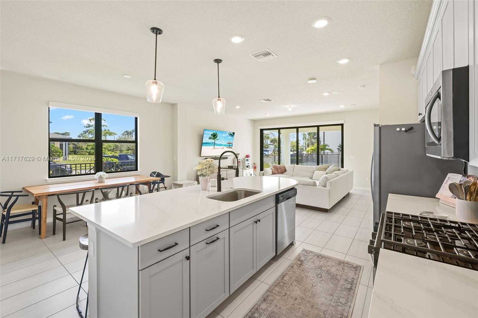 Small Image of 2414 PRIMROSE PL, Oakland Park Number 8