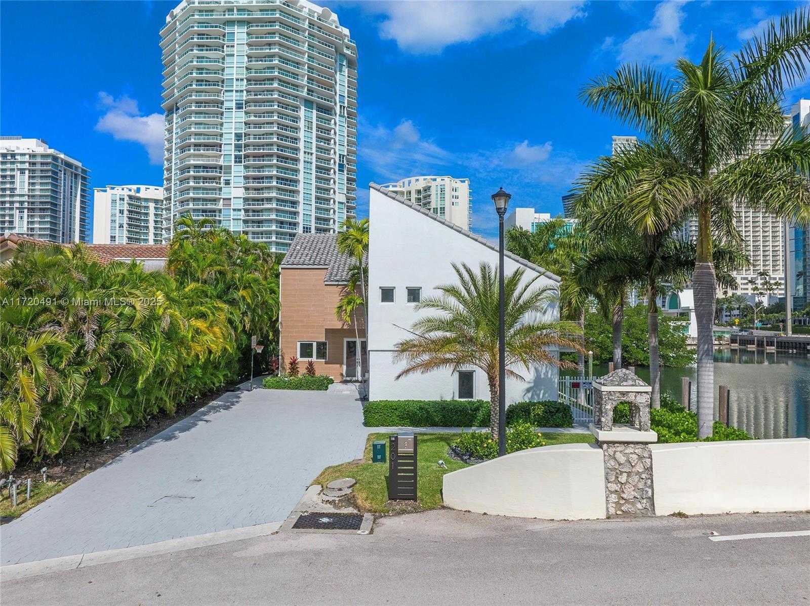 Small Image of 201 ATLANTIC AVE, Sunny Isles Beach Number 2