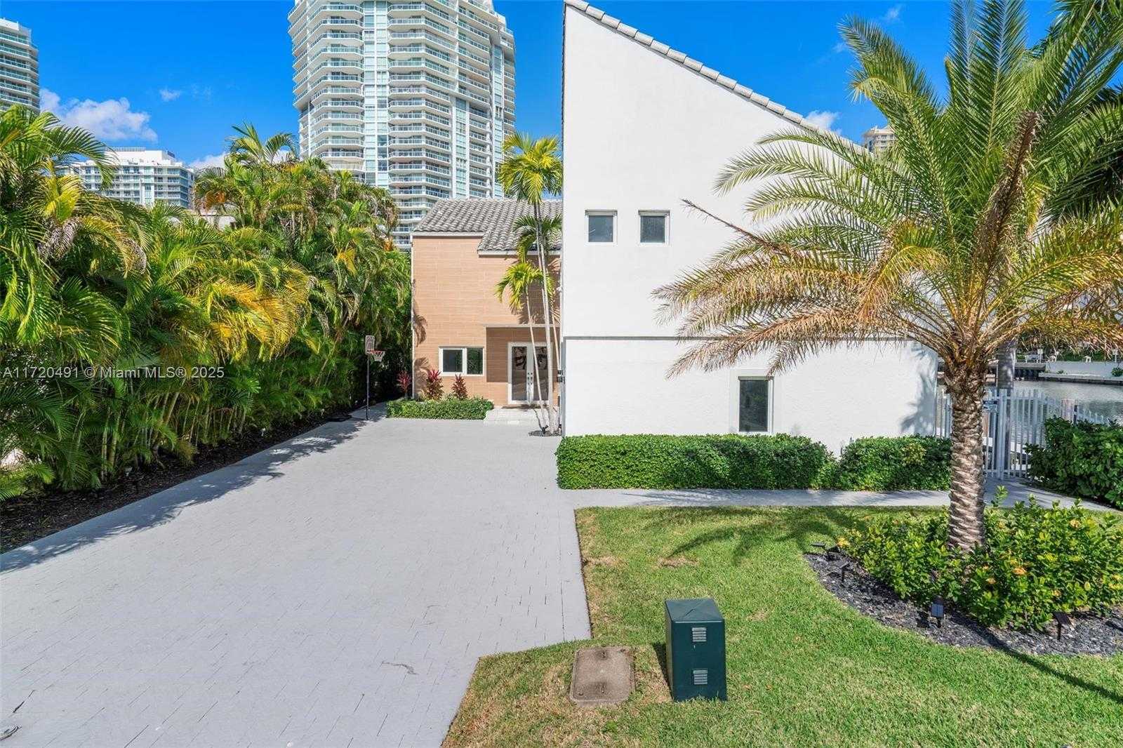 Small Image of 201 ATLANTIC AVE, Sunny Isles Beach Number 3