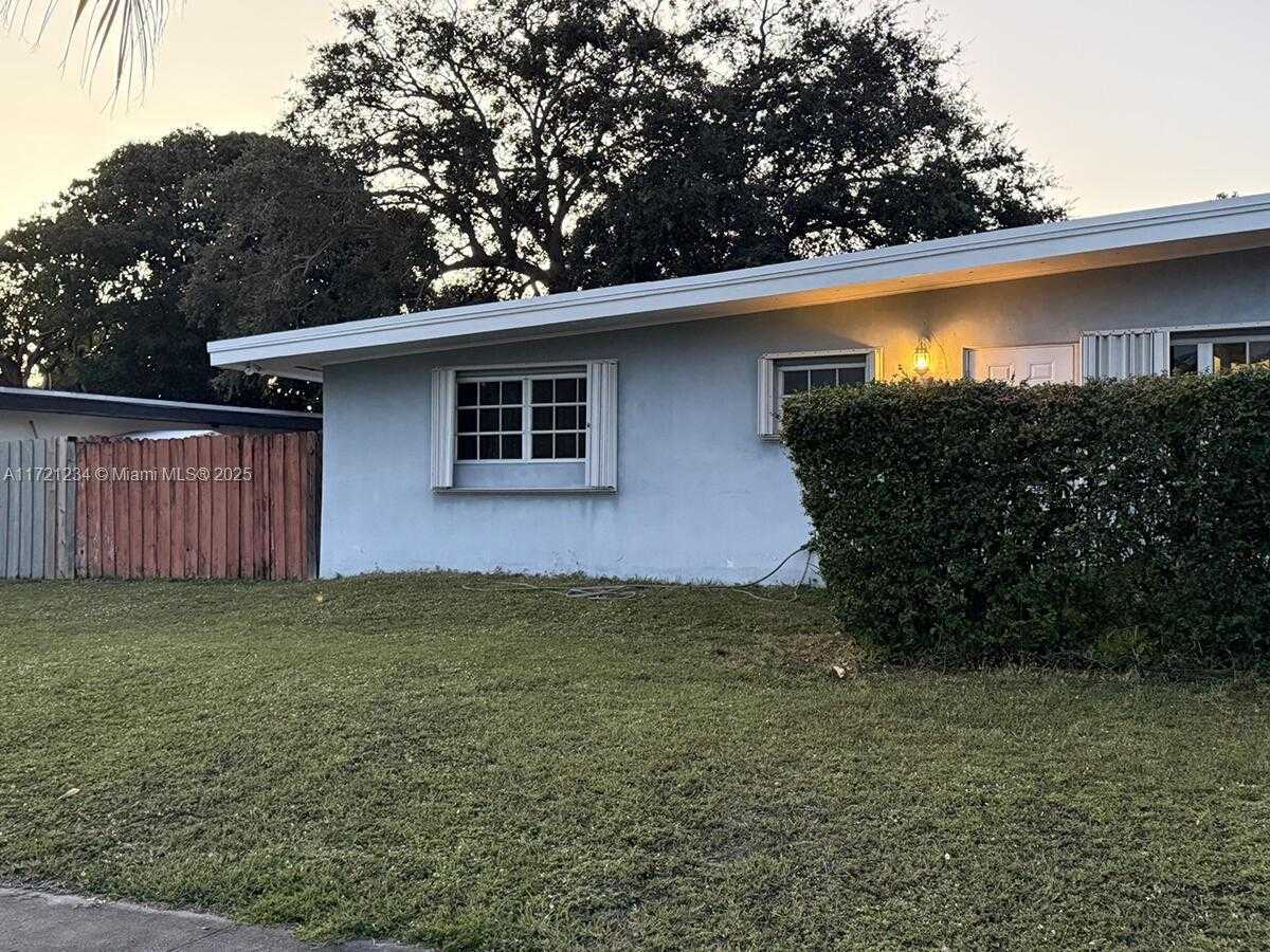 Small Image of 2055 NORTH EAST 186TH DR, North Miami Beach Number 2