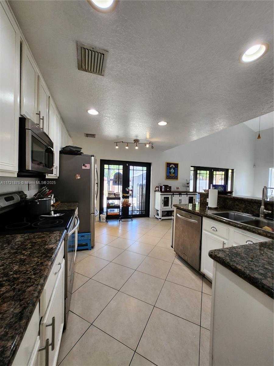 Small Image of 5323 NORTH WEST 109TH CT, Doral Number 64