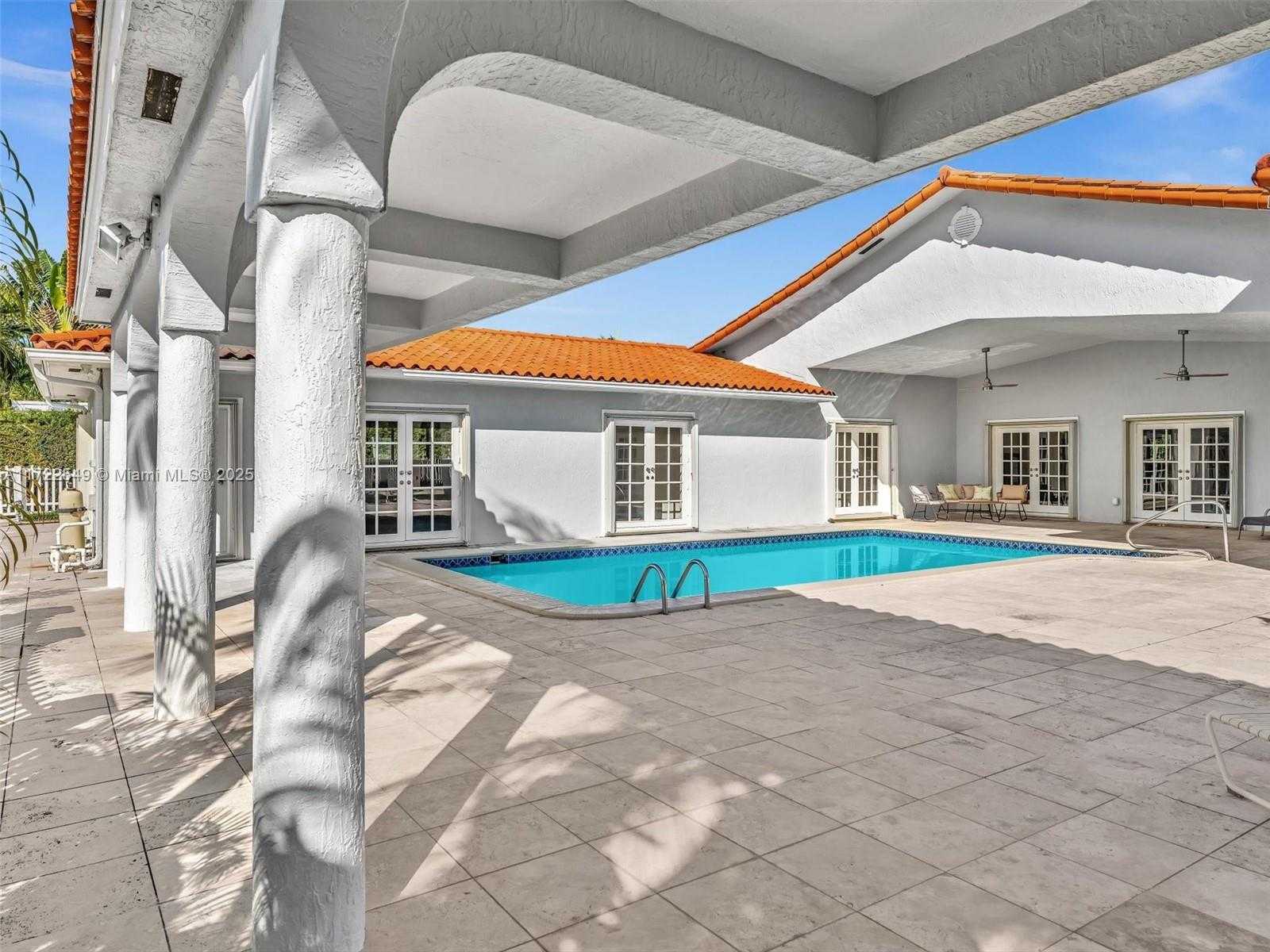 Small Image of 12904 BANYAN RD, North Miami Number 32