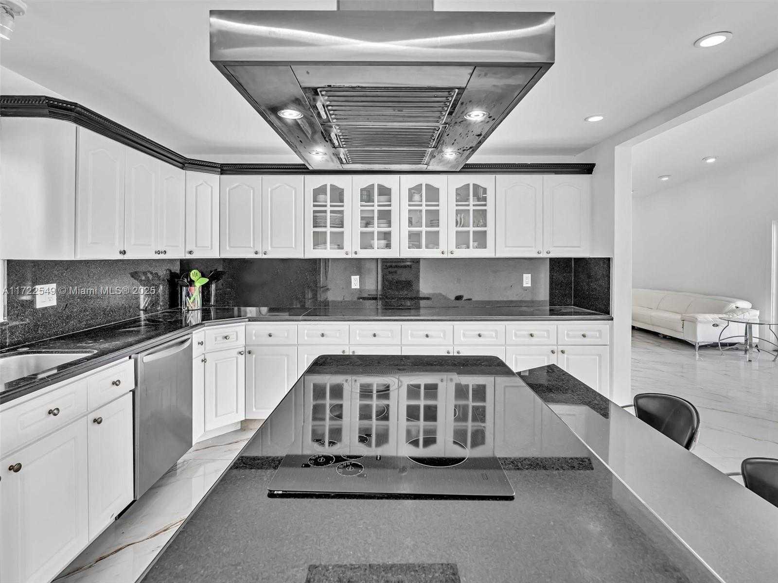 Small Image of 12904 BANYAN RD, North Miami Number 5