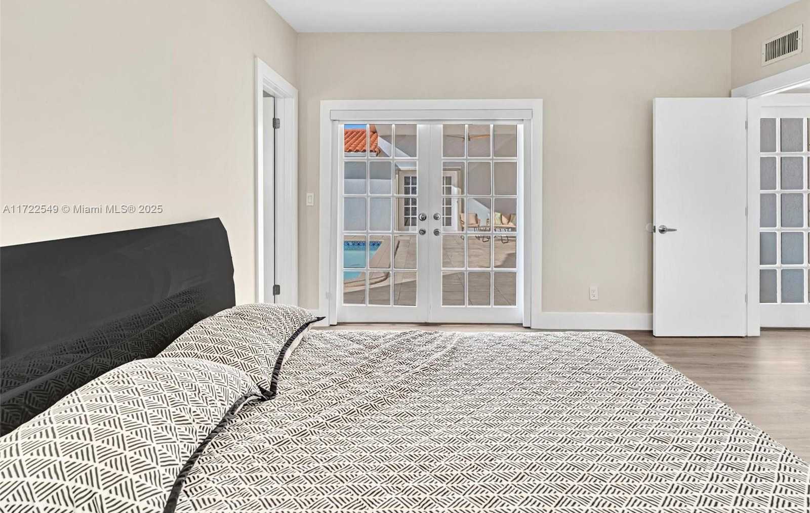Small Image of 12904 BANYAN RD, North Miami Number 54