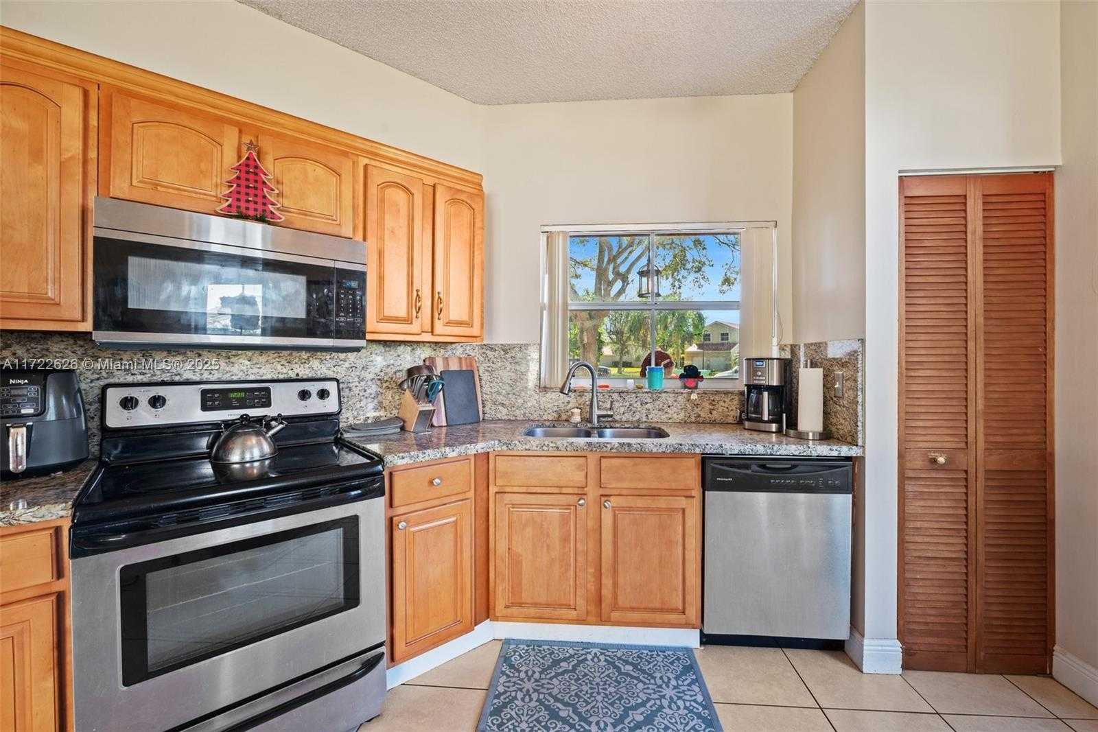 Small Image of 18463 NORTH WEST 20TH ST, Pembroke Pines Number 10