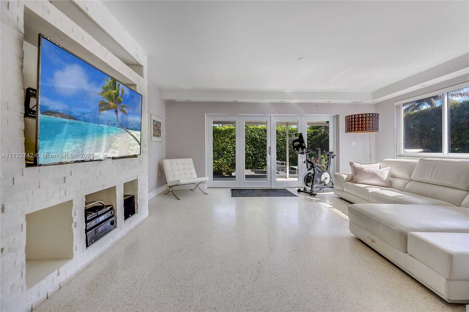 Small Image of 9365 DICKENS AVE, Surfside Number 11