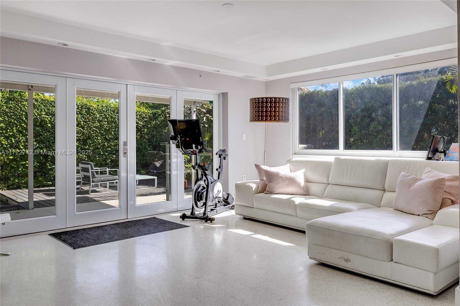 Small Image of 9365 DICKENS AVE, Surfside Number 12