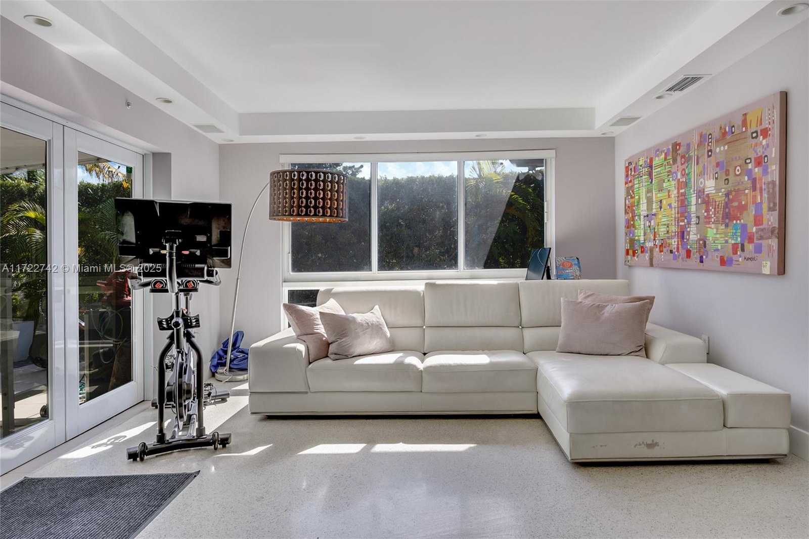 Small Image of 9365 DICKENS AVE, Surfside Number 13