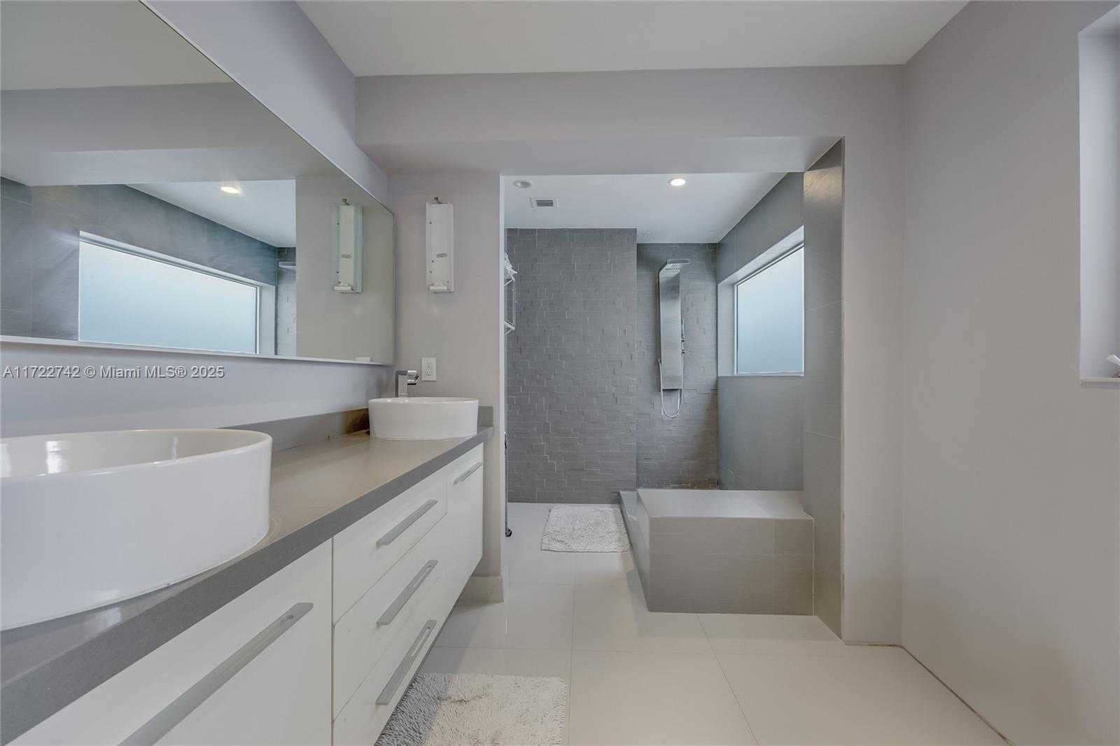 Small Image of 9365 DICKENS AVE, Surfside Number 16