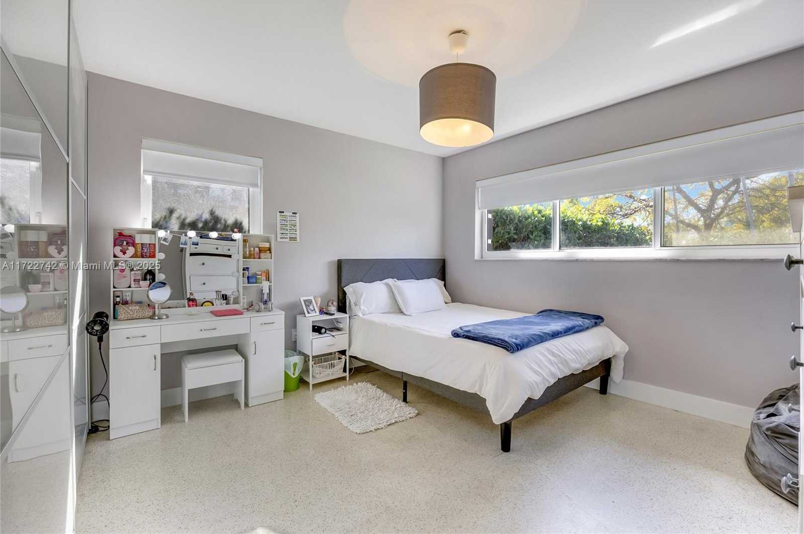 Small Image of 9365 DICKENS AVE, Surfside Number 17