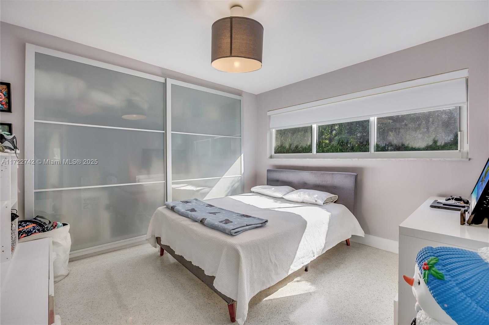 Small Image of 9365 DICKENS AVE, Surfside Number 18