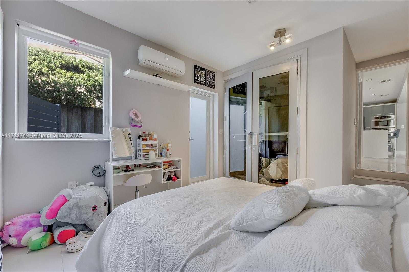 Small Image of 9365 DICKENS AVE, Surfside Number 20