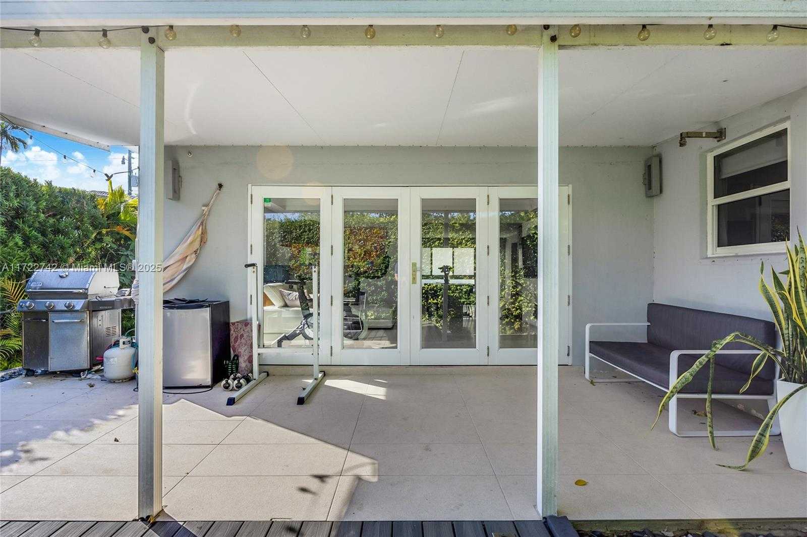 Small Image of 9365 DICKENS AVE, Surfside Number 26