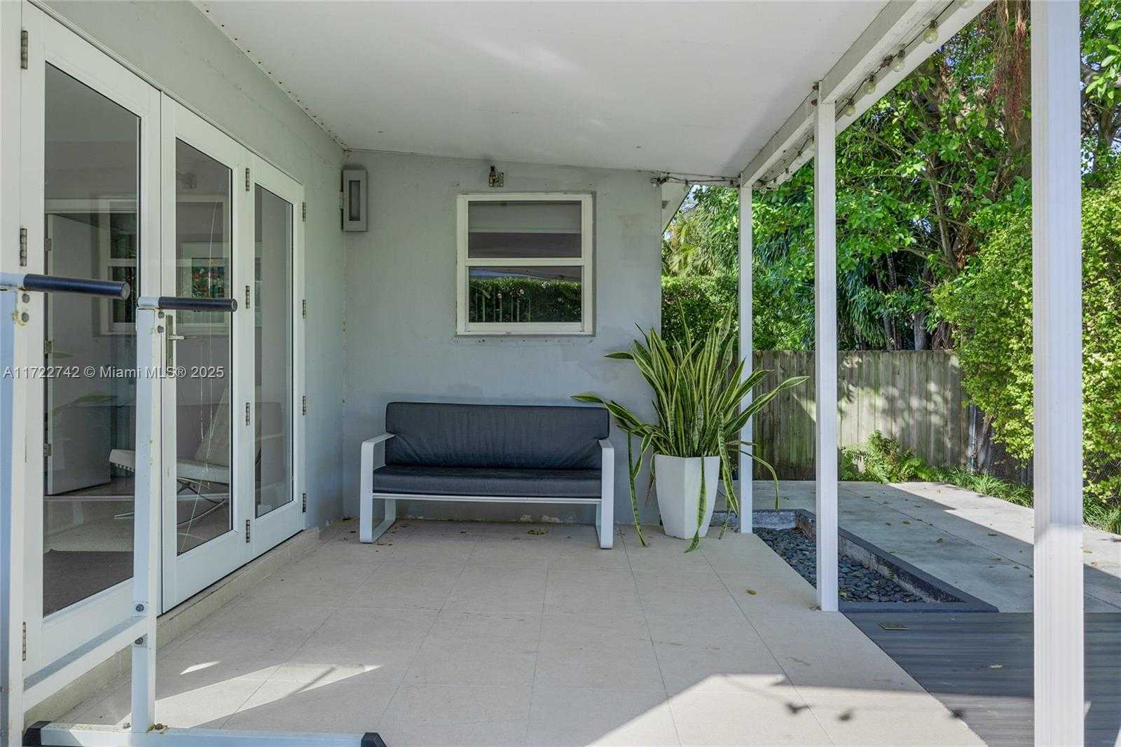 Small Image of 9365 DICKENS AVE, Surfside Number 27