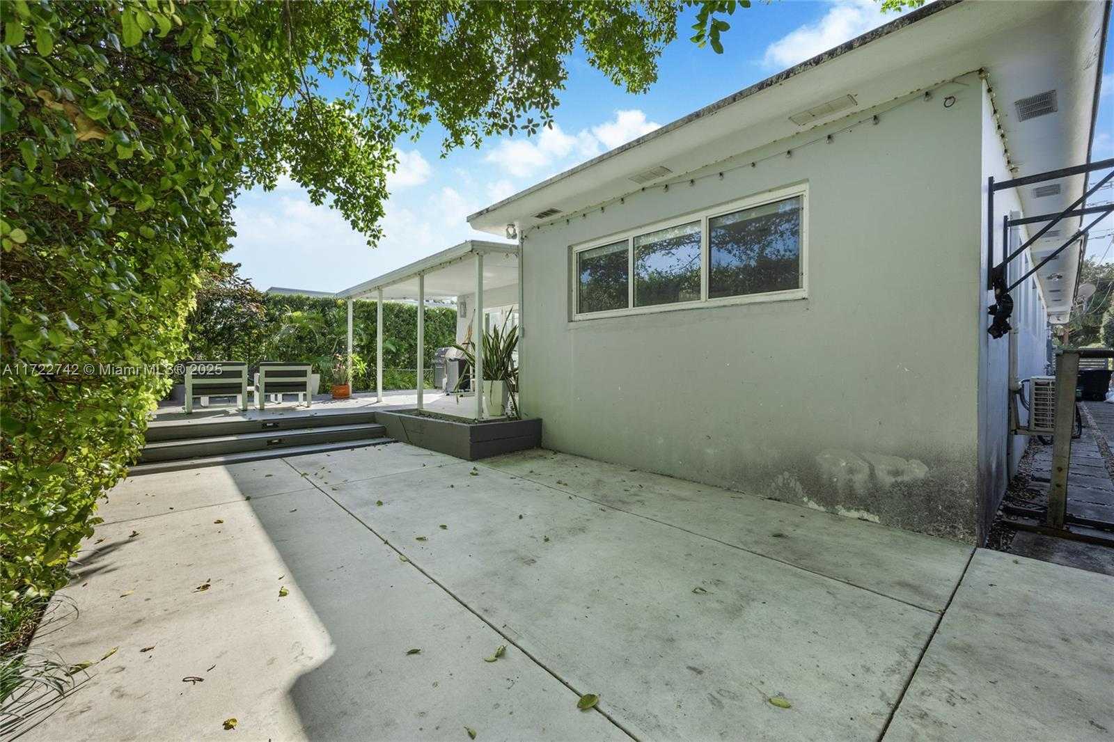 Small Image of 9365 DICKENS AVE, Surfside Number 28