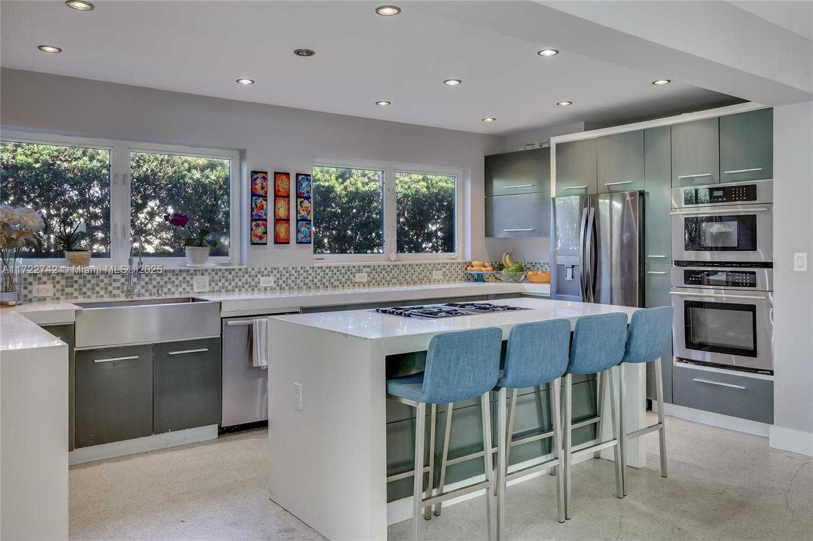 Small Image of 9365 DICKENS AVE, Surfside Number 4