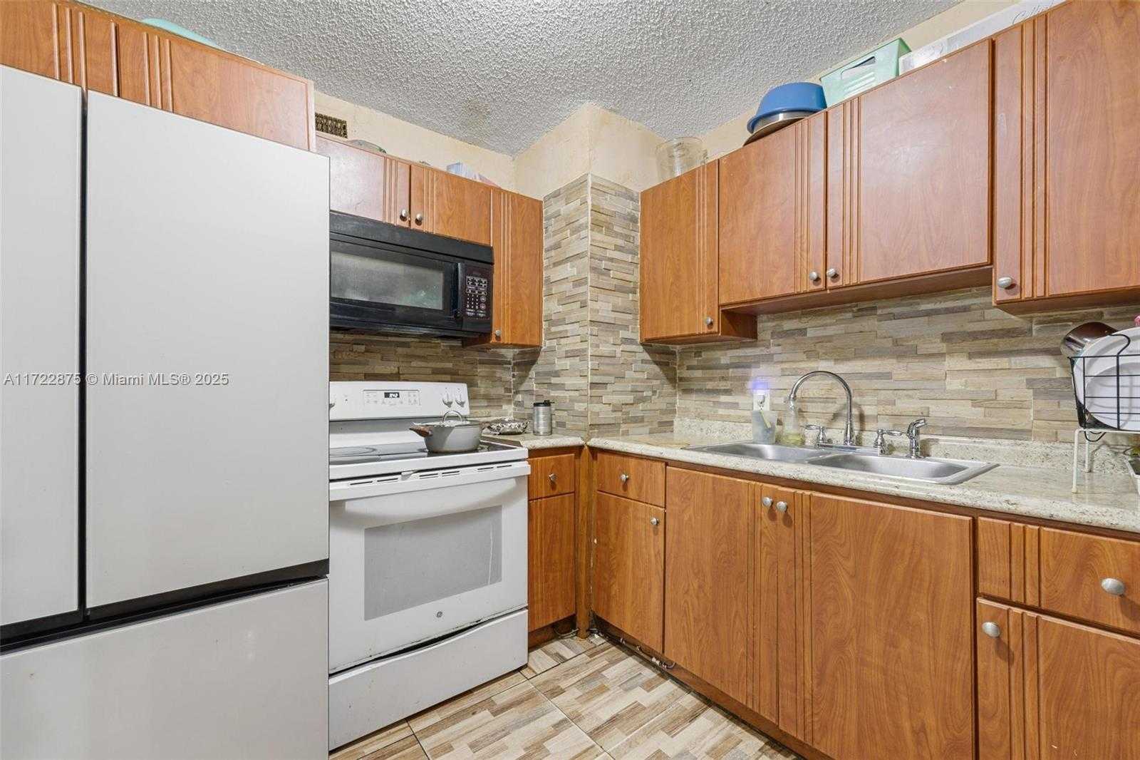 Small Image of 620 NORTH EAST 137TH ST, North Miami Number 4