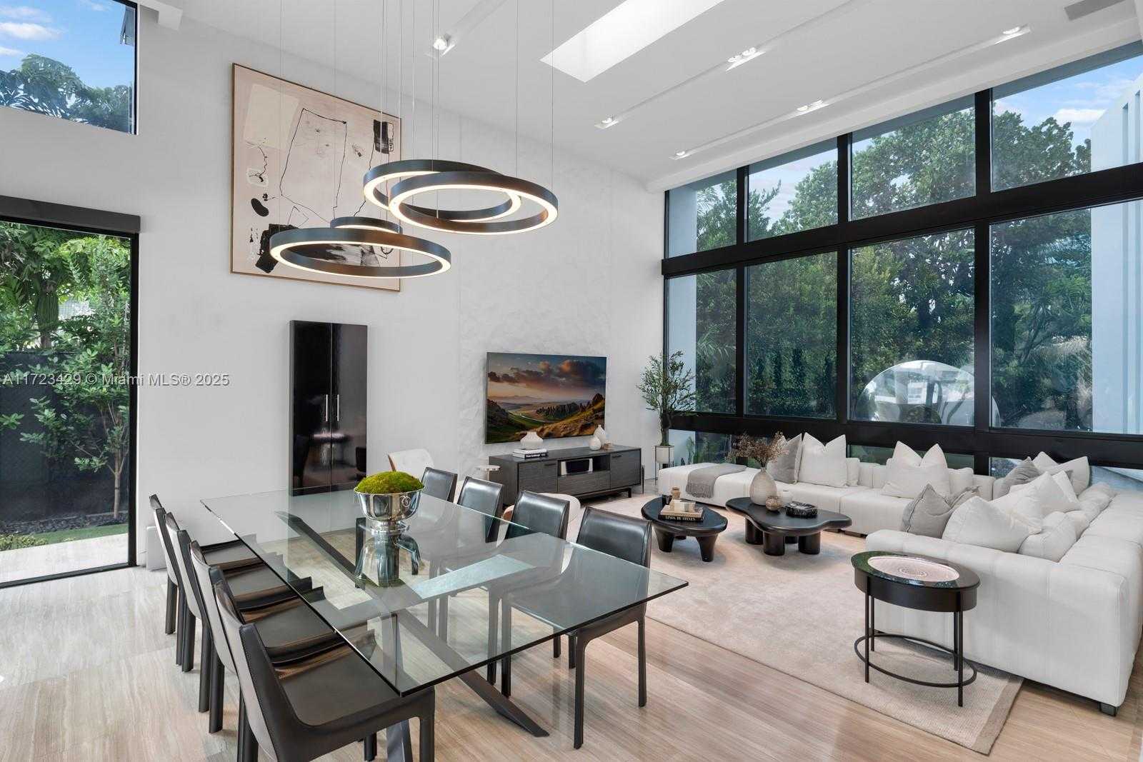 Small Image of 528 LAKEVIEW CT, Miami Beach Number 2