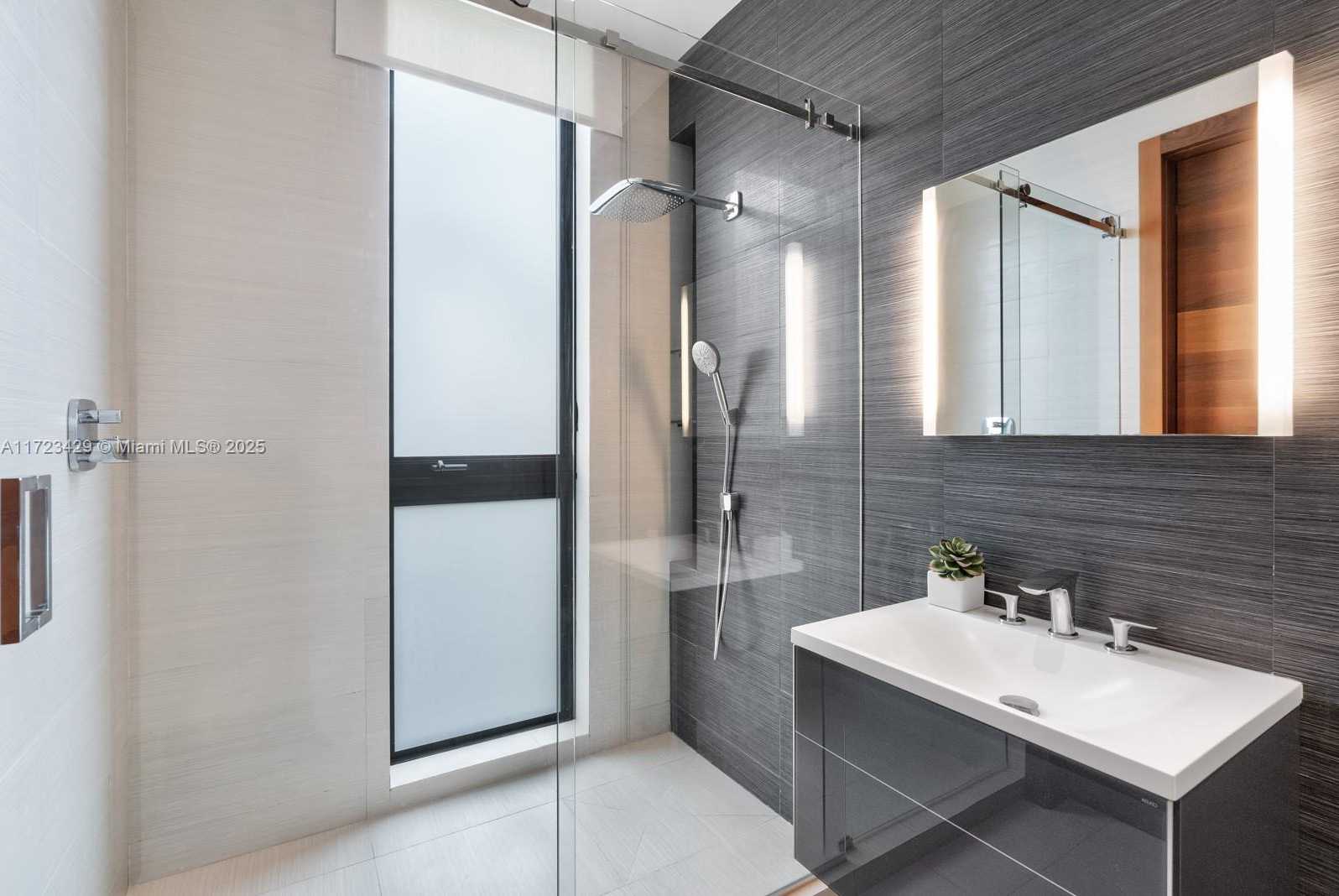 Small Image of 528 LAKEVIEW CT, Miami Beach Number 20