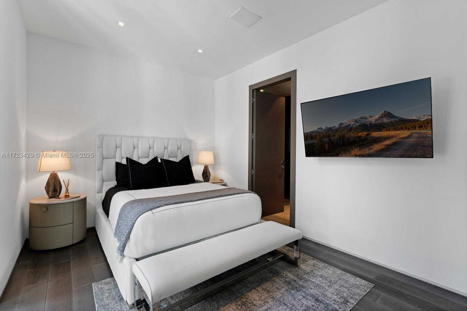 Small Image of 528 LAKEVIEW CT, Miami Beach Number 21