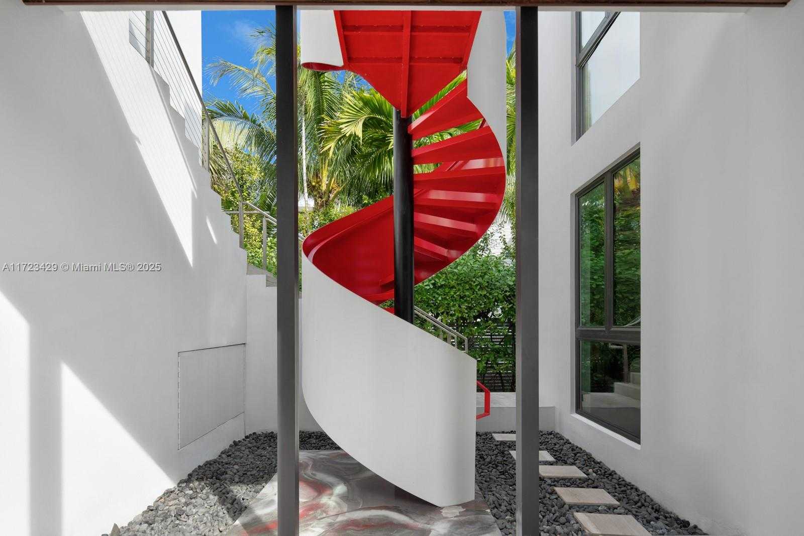 Small Image of 528 LAKEVIEW CT, Miami Beach Number 24