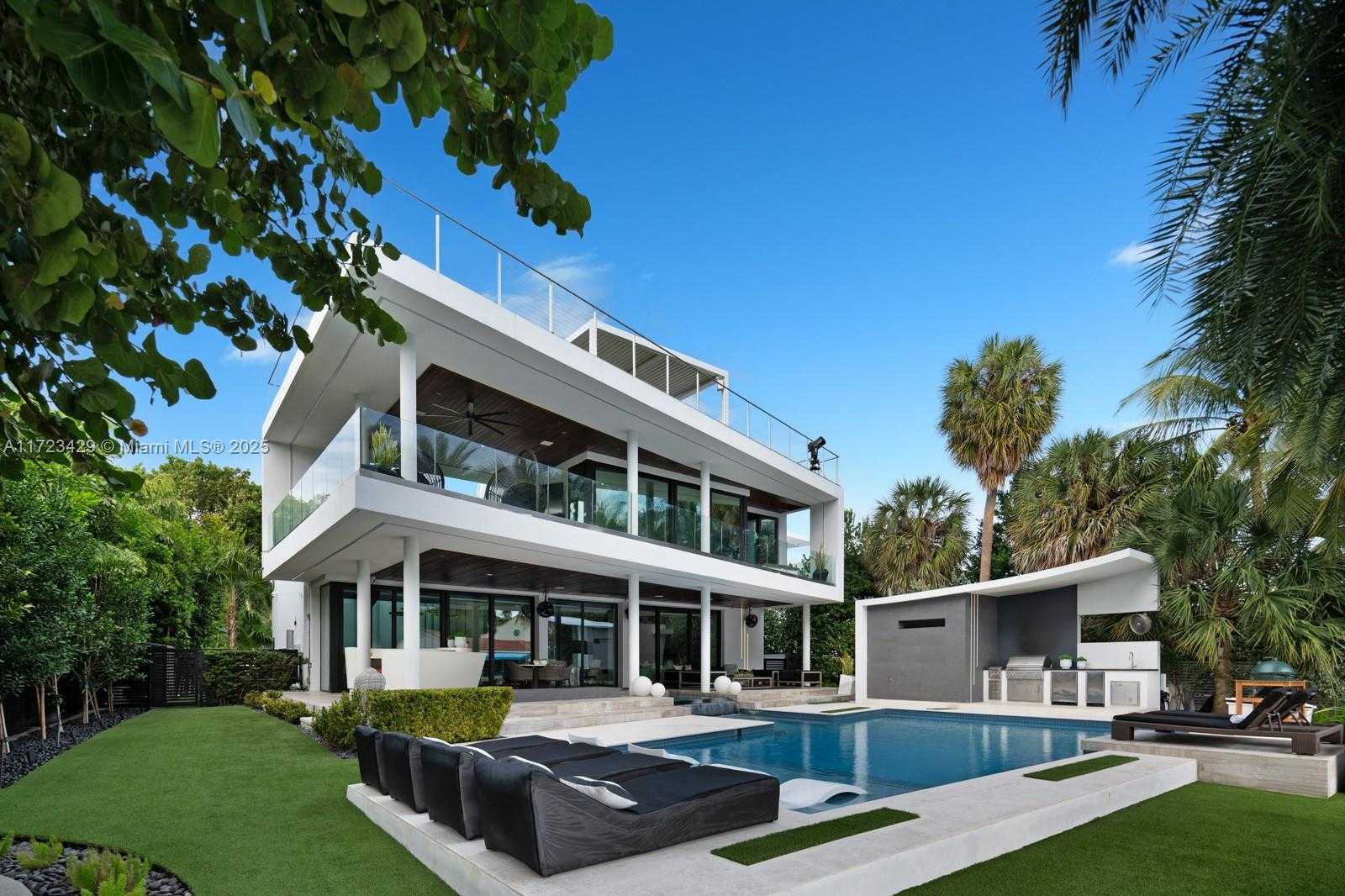 Small Image of 528 LAKEVIEW CT, Miami Beach Number 27