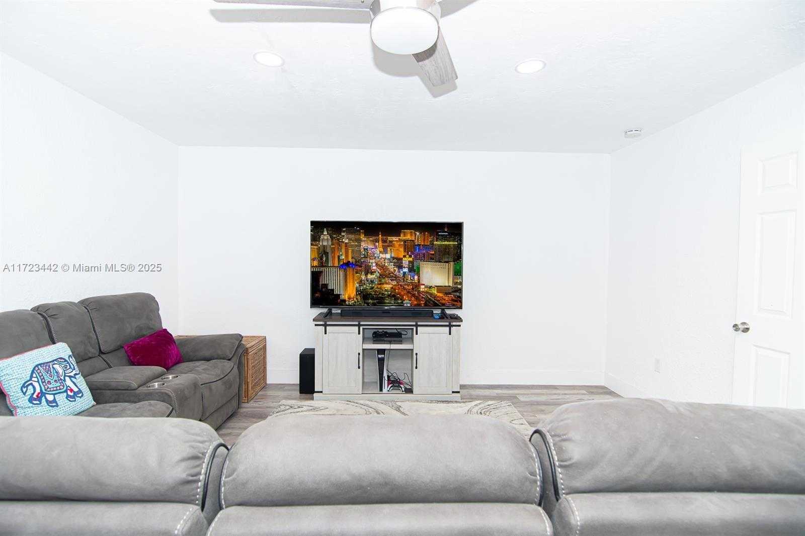 Small Image of 8612 MIRAMAR BLVD, Miramar Number 23