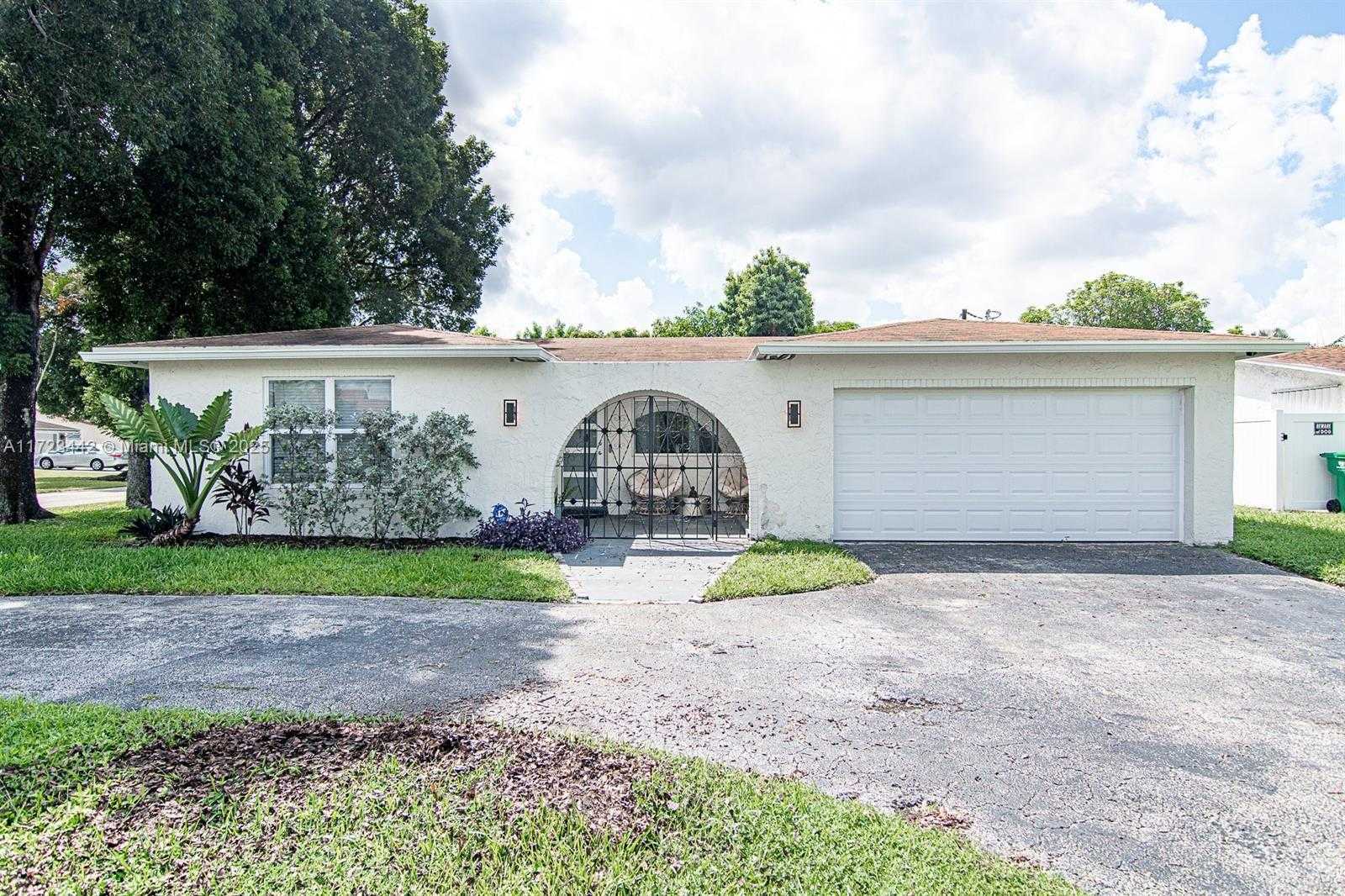 Small Image of 8612 MIRAMAR BLVD, Miramar Number 26