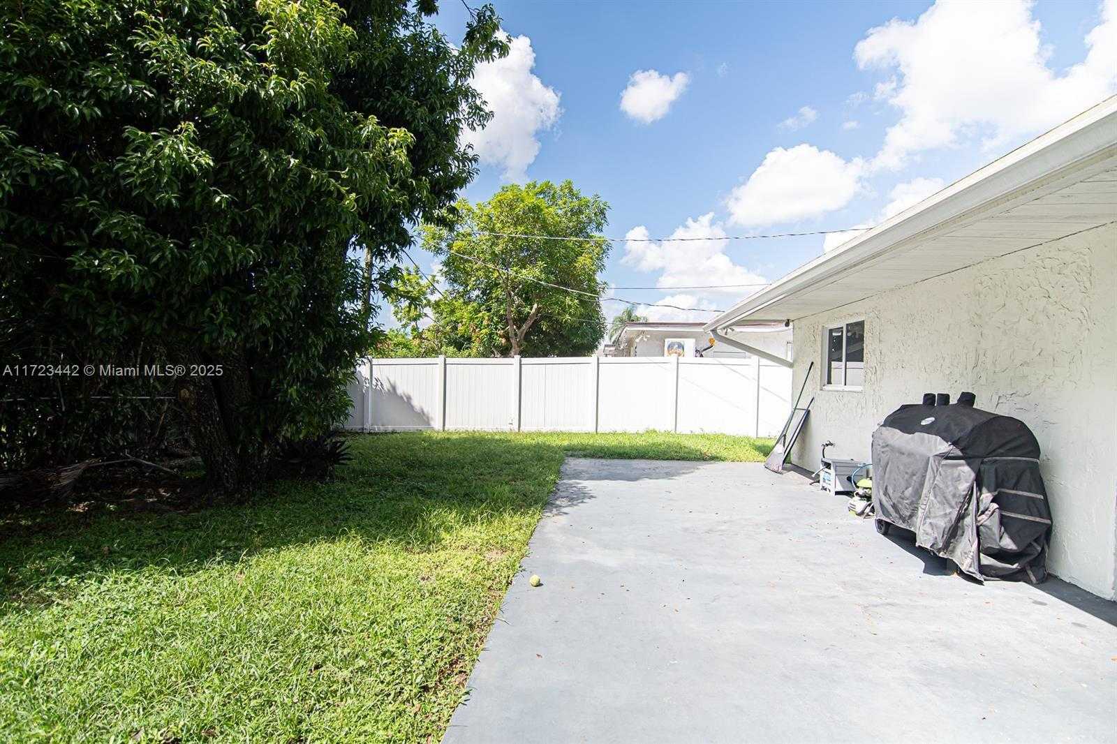Small Image of 8612 MIRAMAR BLVD, Miramar Number 34