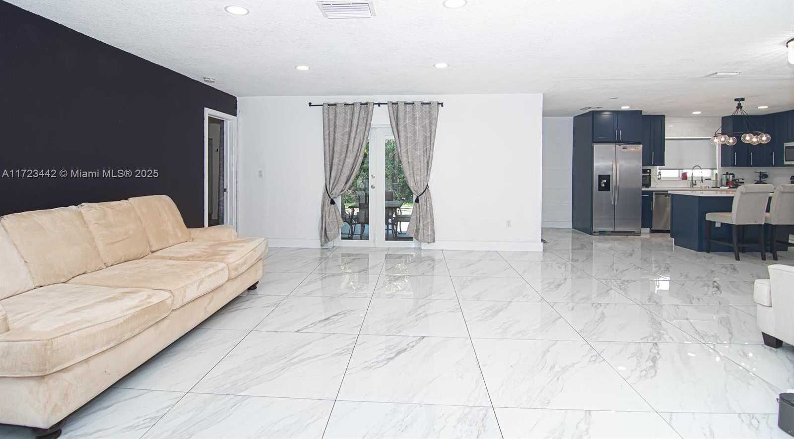 Small Image of 8612 MIRAMAR BLVD, Miramar Number 7