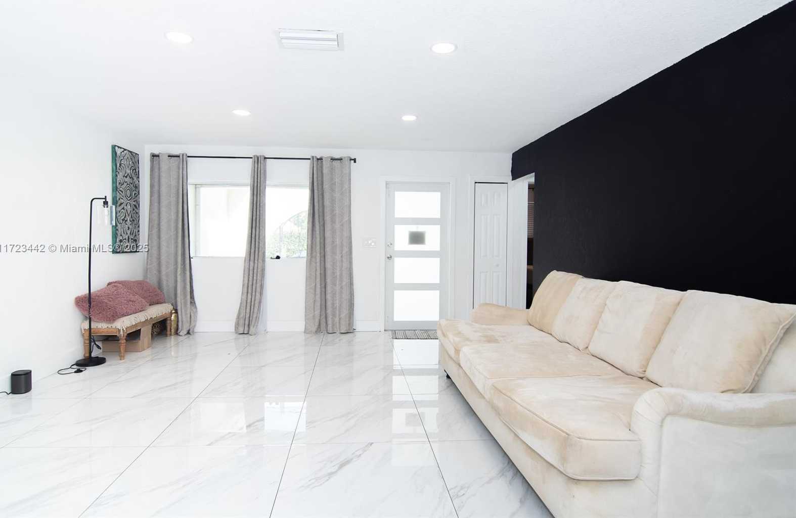 Small Image of 8612 MIRAMAR BLVD, Miramar Number 9