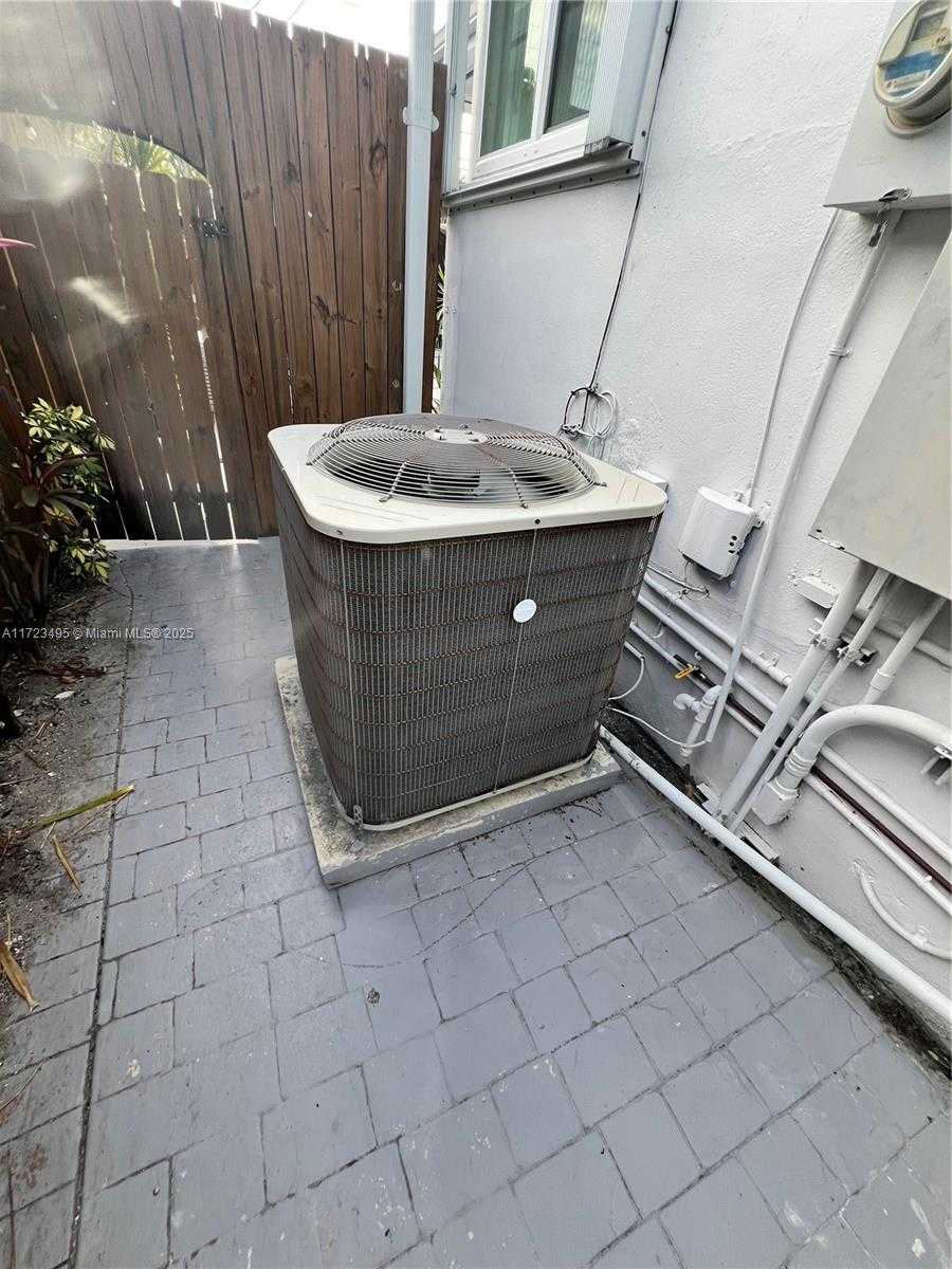 Small Image of 7549 ADVENTURE AVE, North Bay Village Number 18