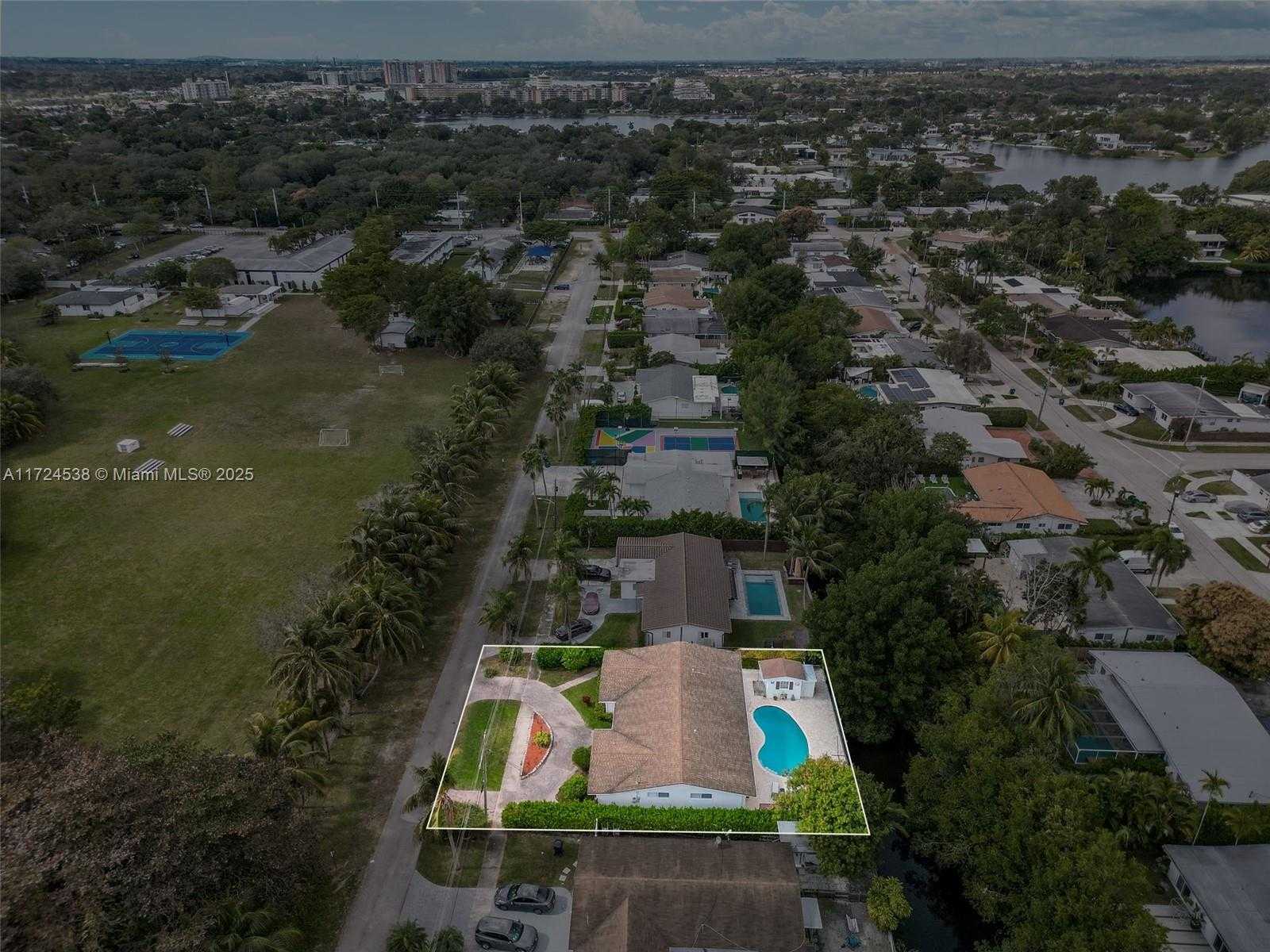 Small Image of 2325 NORTH EAST 191ST ST, Miami Number 4