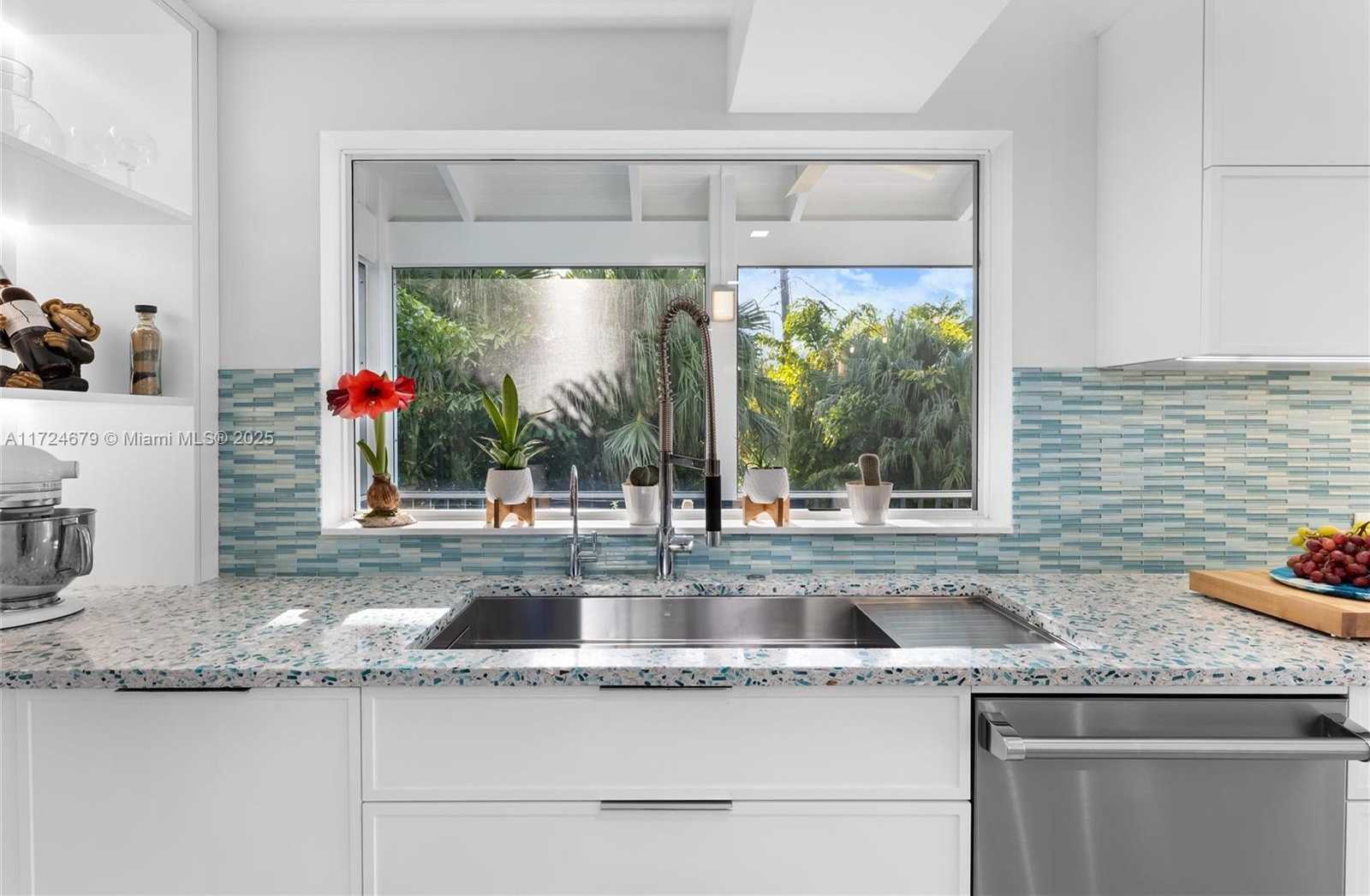 Small Image of 186 BAYVIEW DR, Islamorada Number 13
