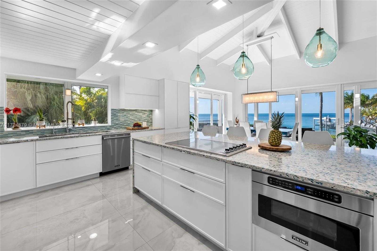 Small Image of 186 BAYVIEW DR, Islamorada Number 14