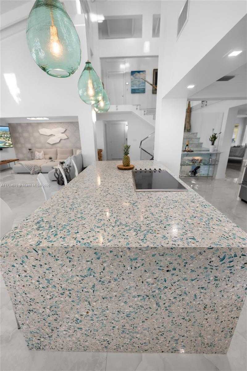Small Image of 186 BAYVIEW DR, Islamorada Number 16