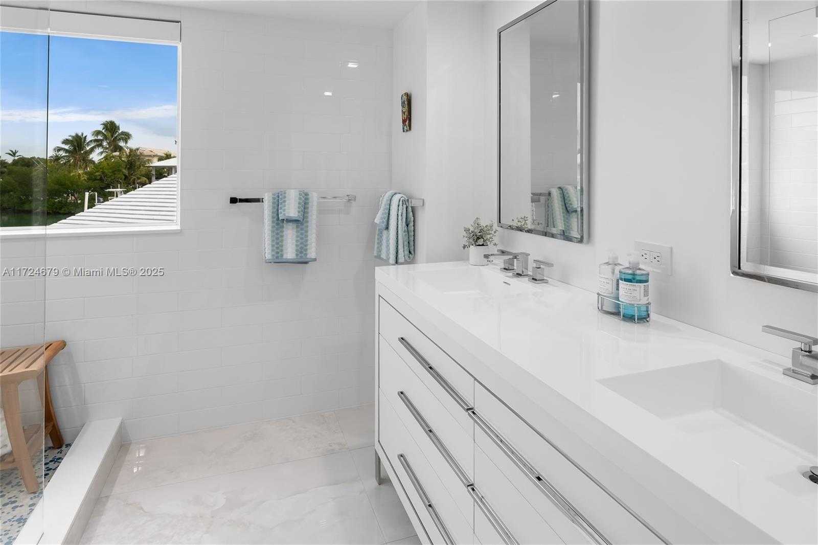Small Image of 186 BAYVIEW DR, Islamorada Number 45