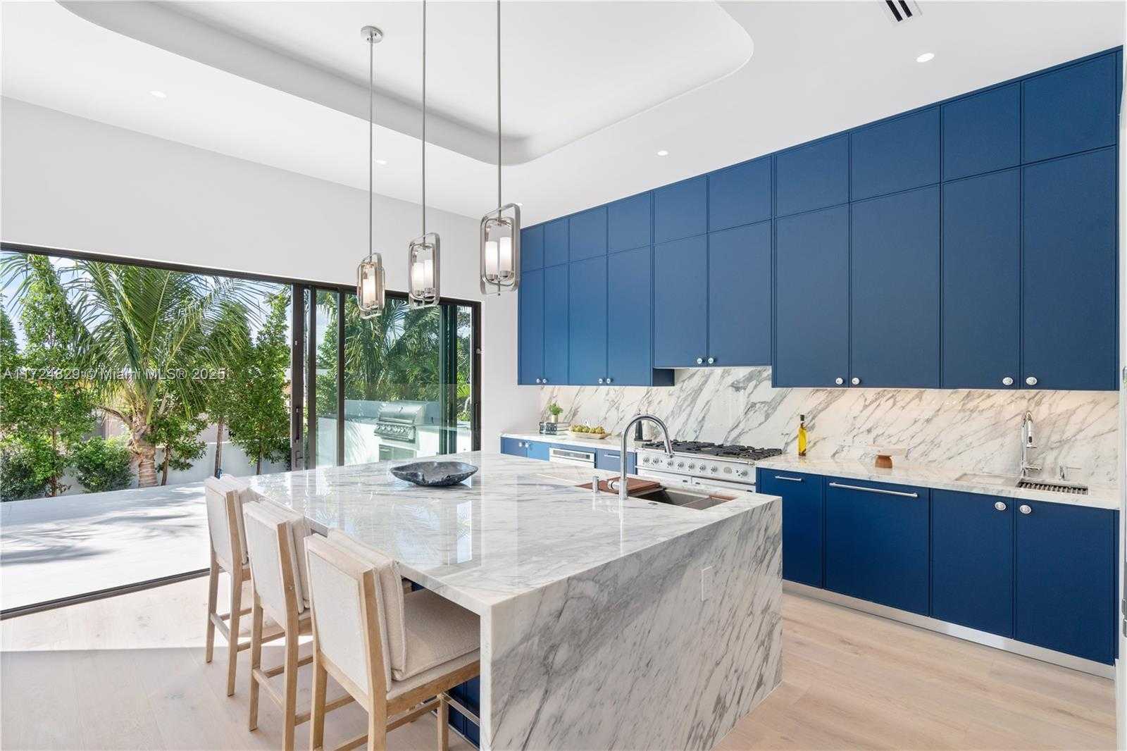 Small Image of 9132 DICKENS AVE, Surfside Number 10