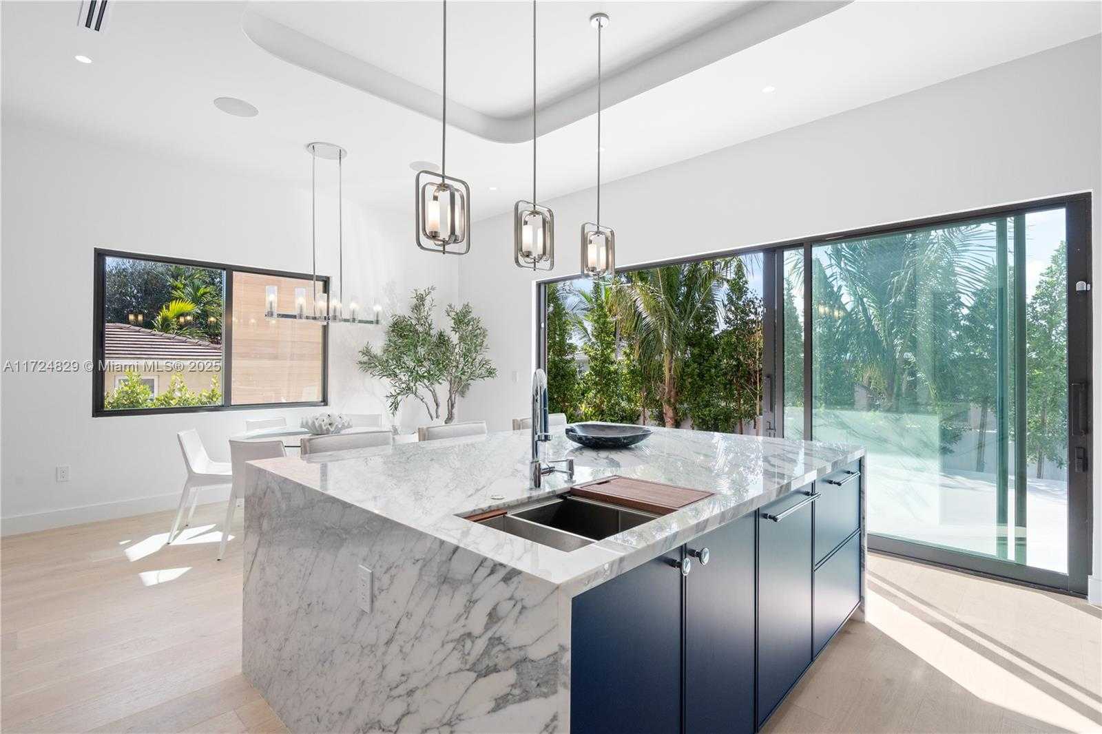 Small Image of 9132 DICKENS AVE, Surfside Number 12