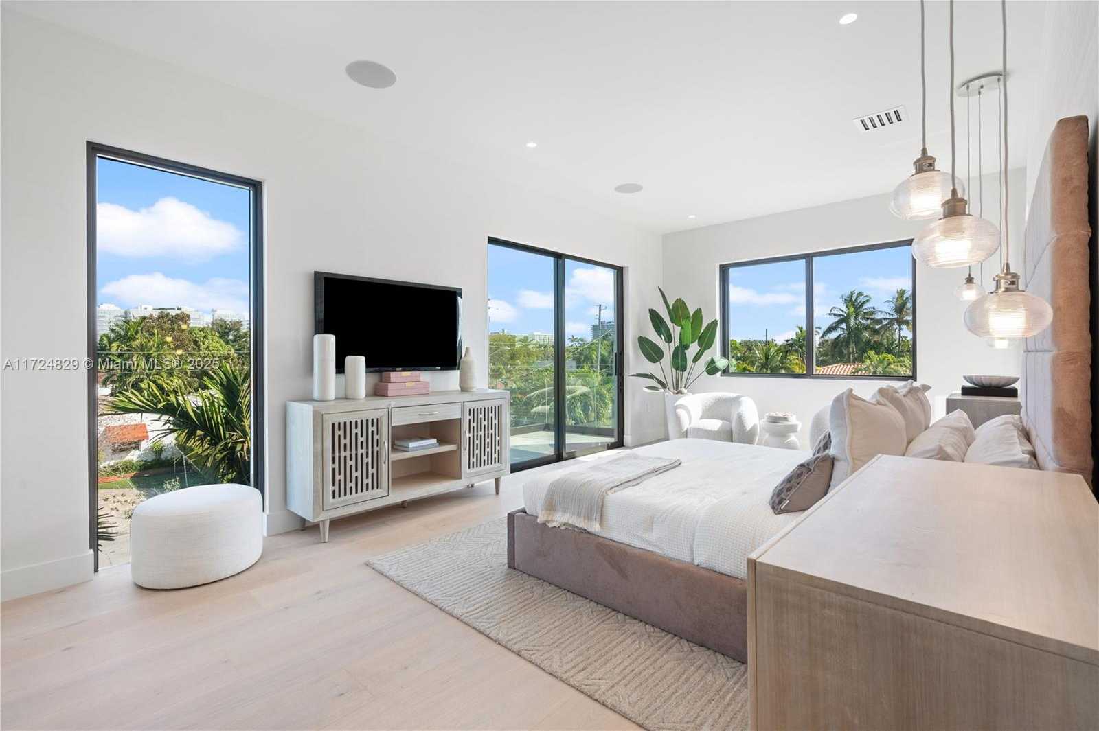 Small Image of 9132 DICKENS AVE, Surfside Number 15