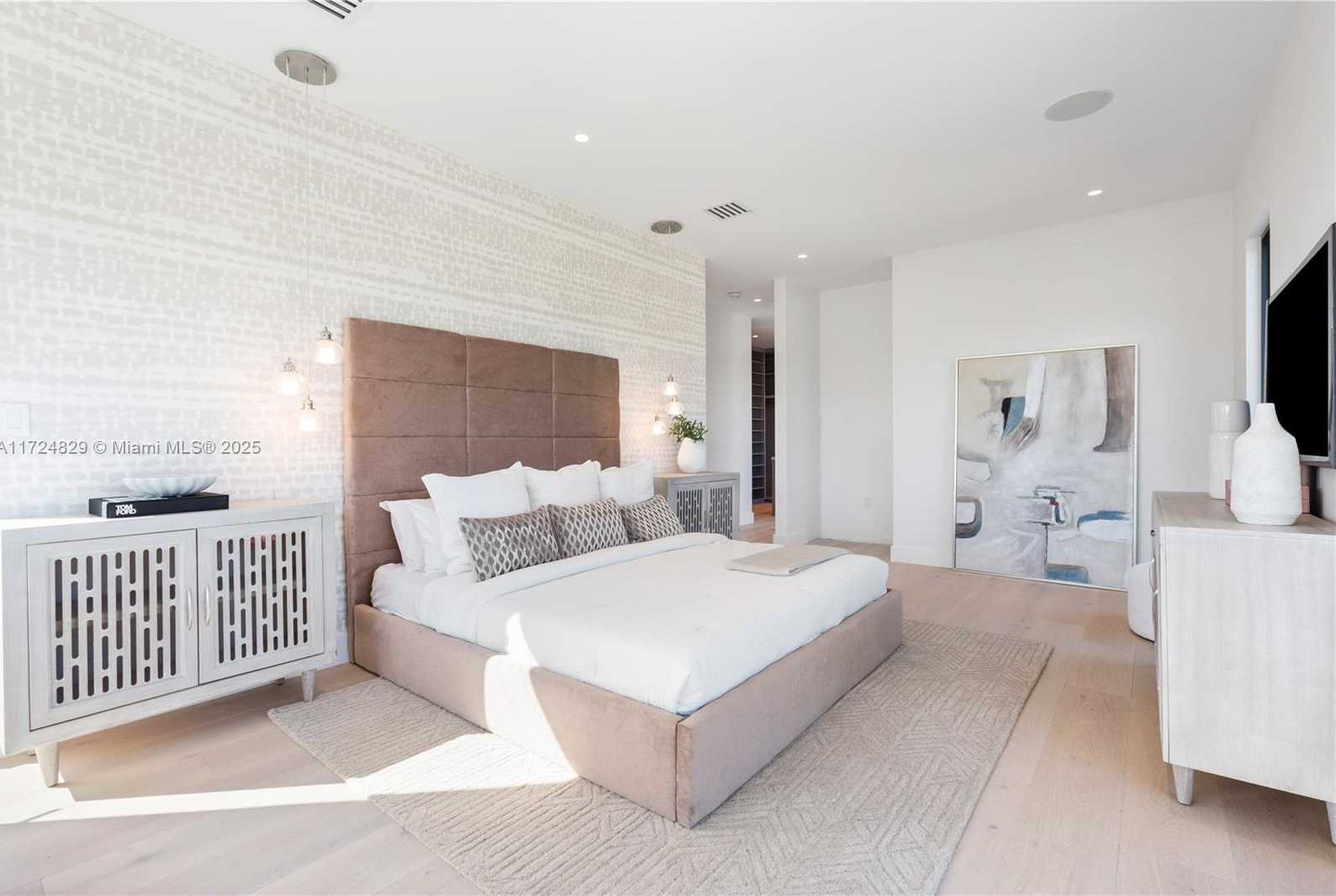 Small Image of 9132 DICKENS AVE, Surfside Number 16